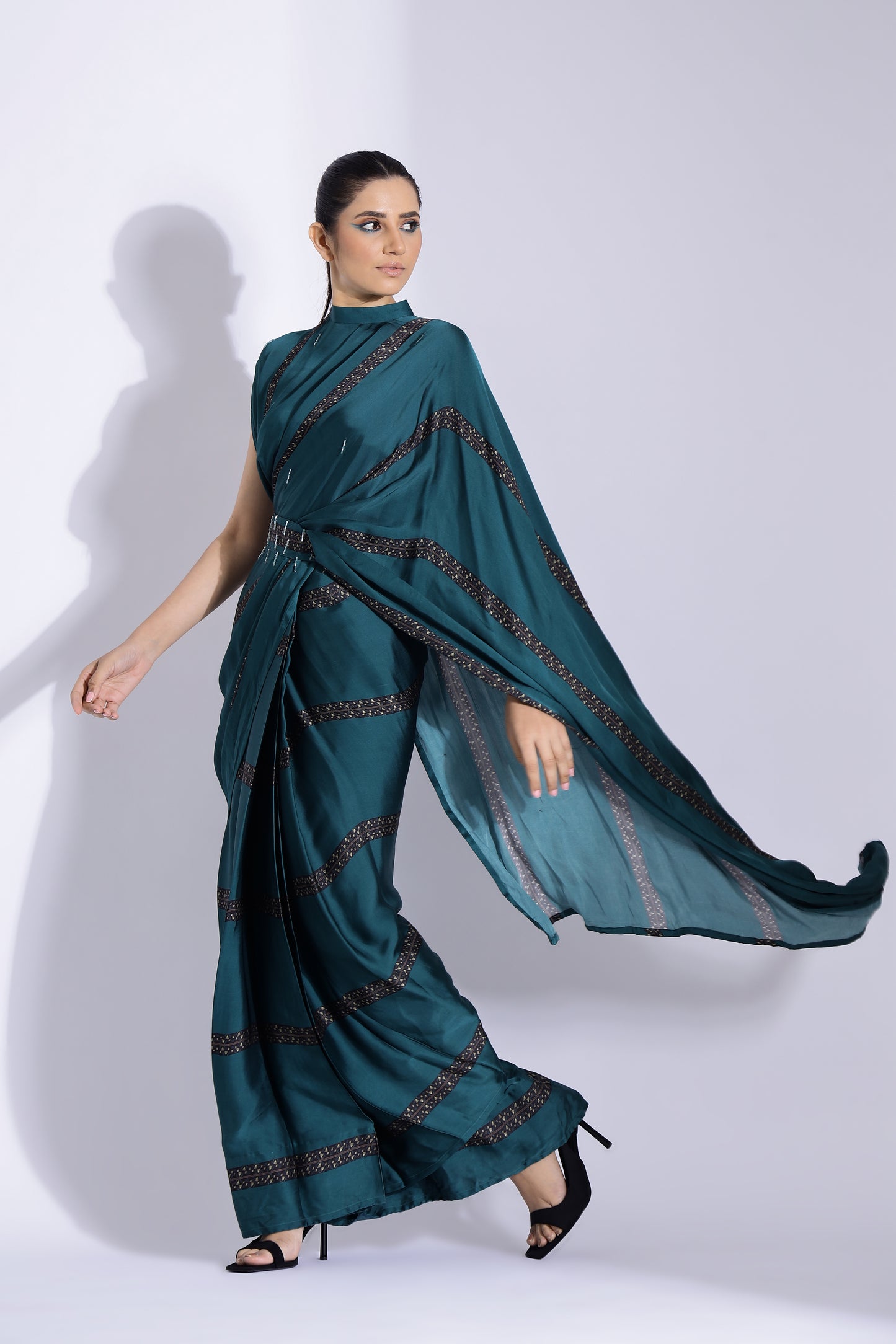 Pre-stitched collar pallu sari