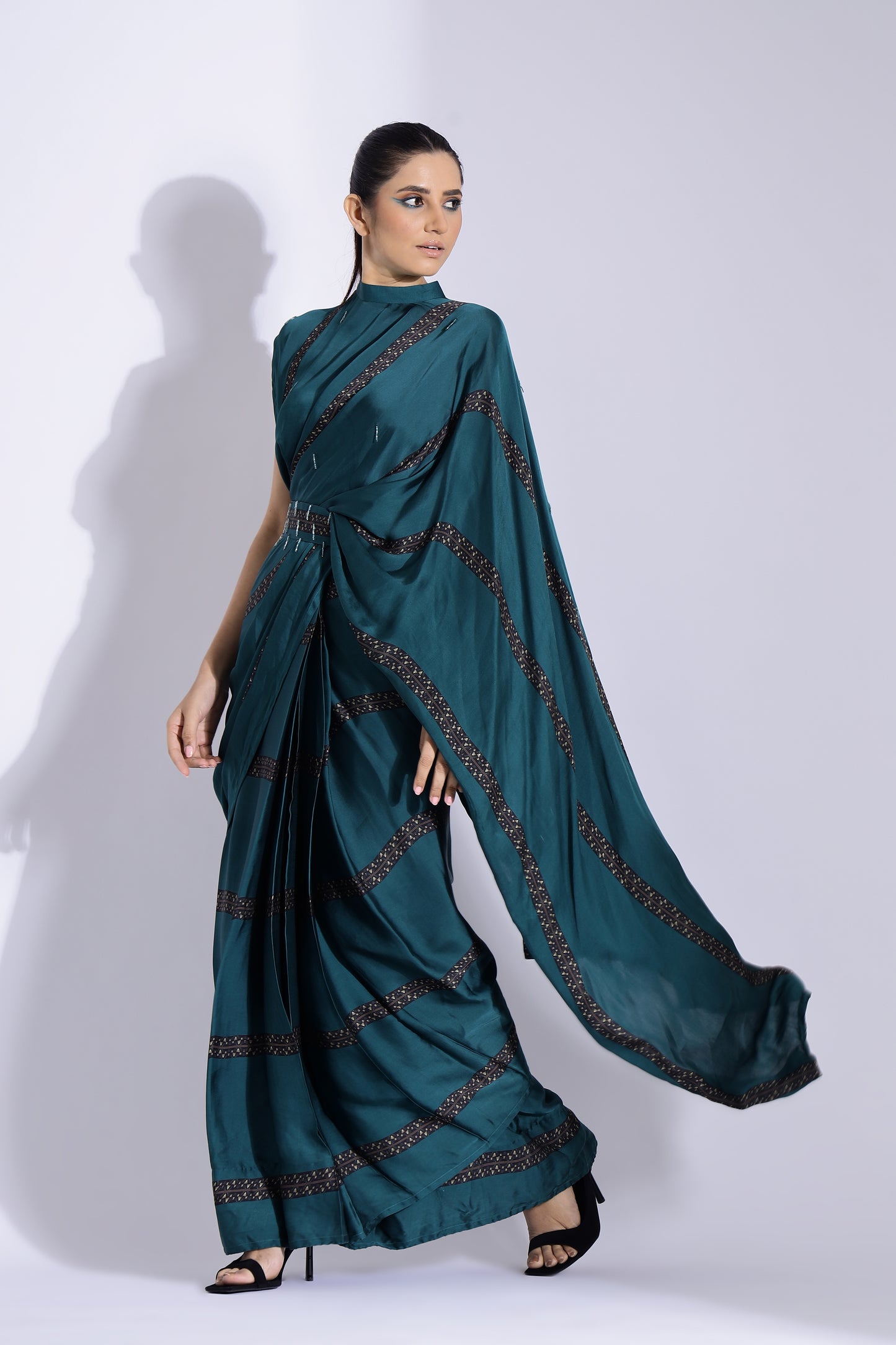 Pre-stitched collar pallu sari