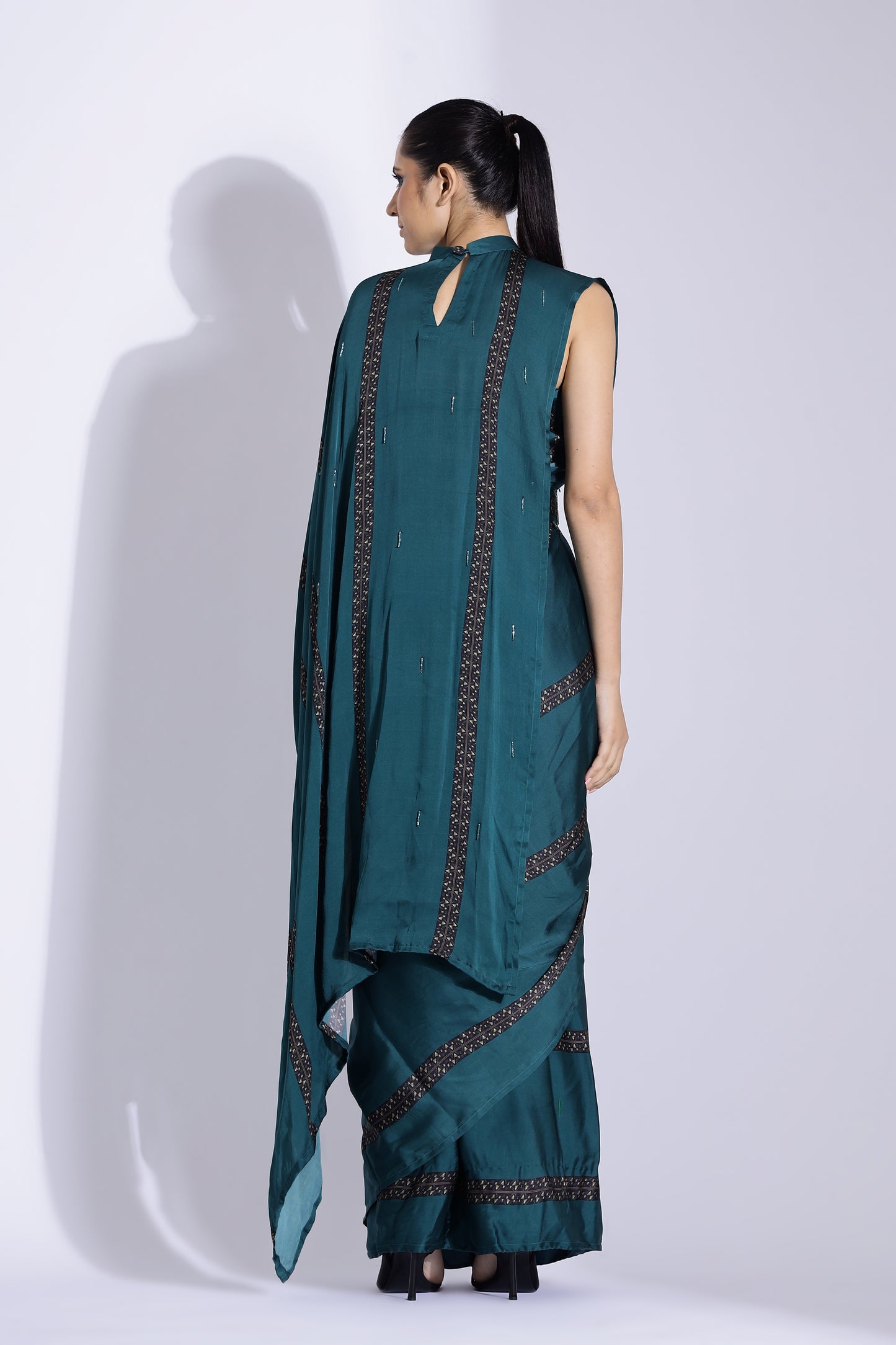 Pre-stitched collar pallu sari